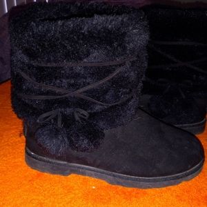 Makalu 8 Cozy Land Fur Boots In BLACK Straps & Ball Style